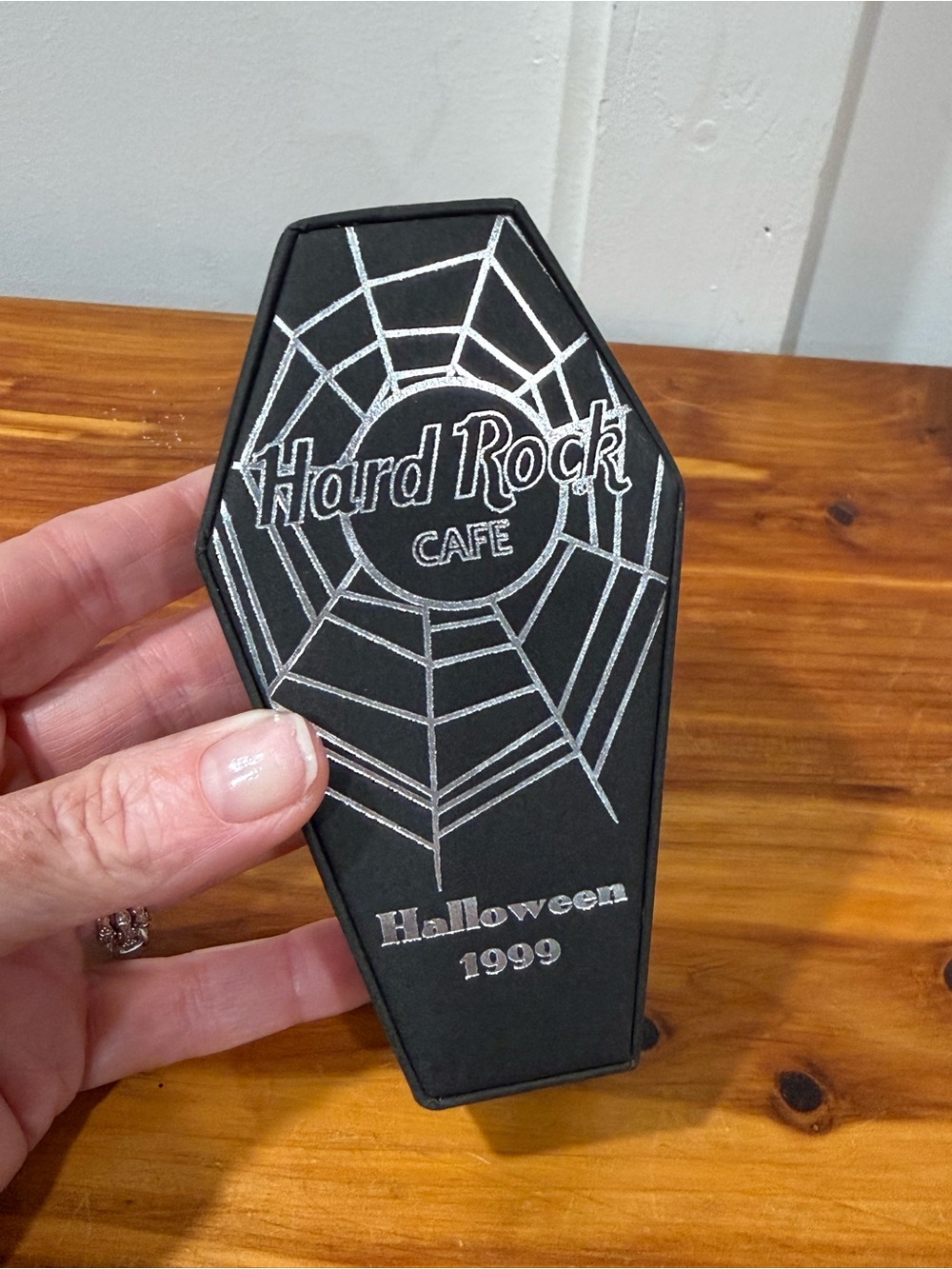 NEW Hard Rock Cafe Hollywood Halloween 1999 Pin w/ Coffin Case